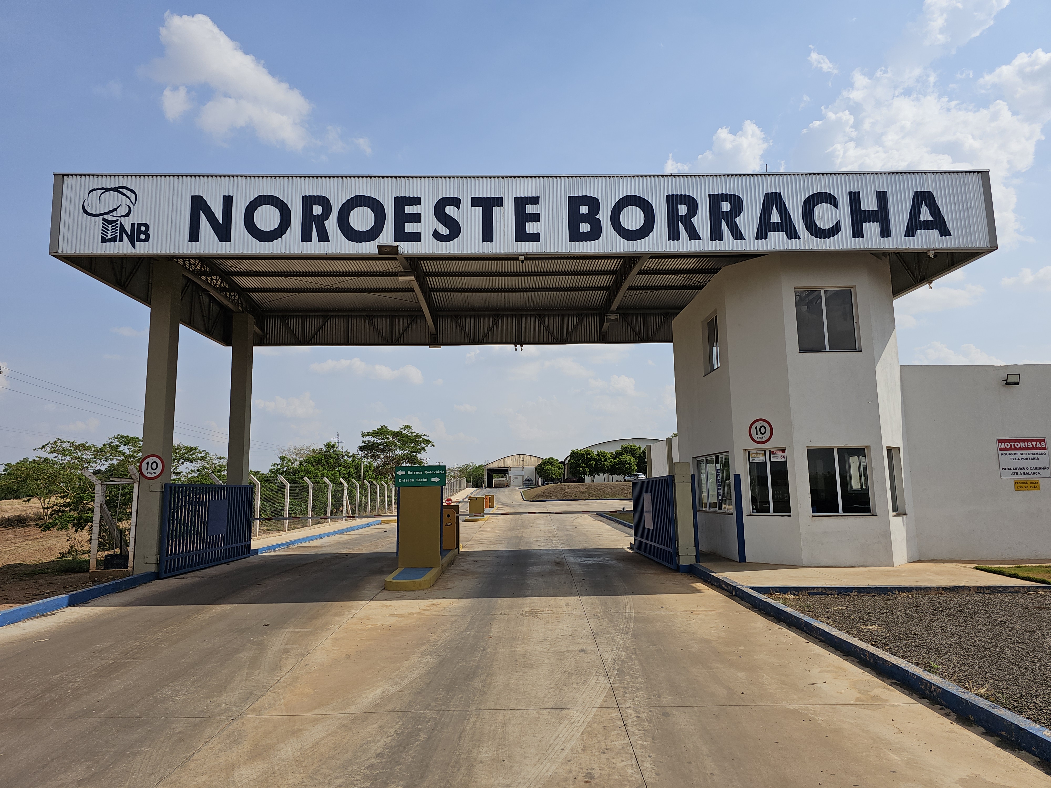 Fachada e guarita da empresa.