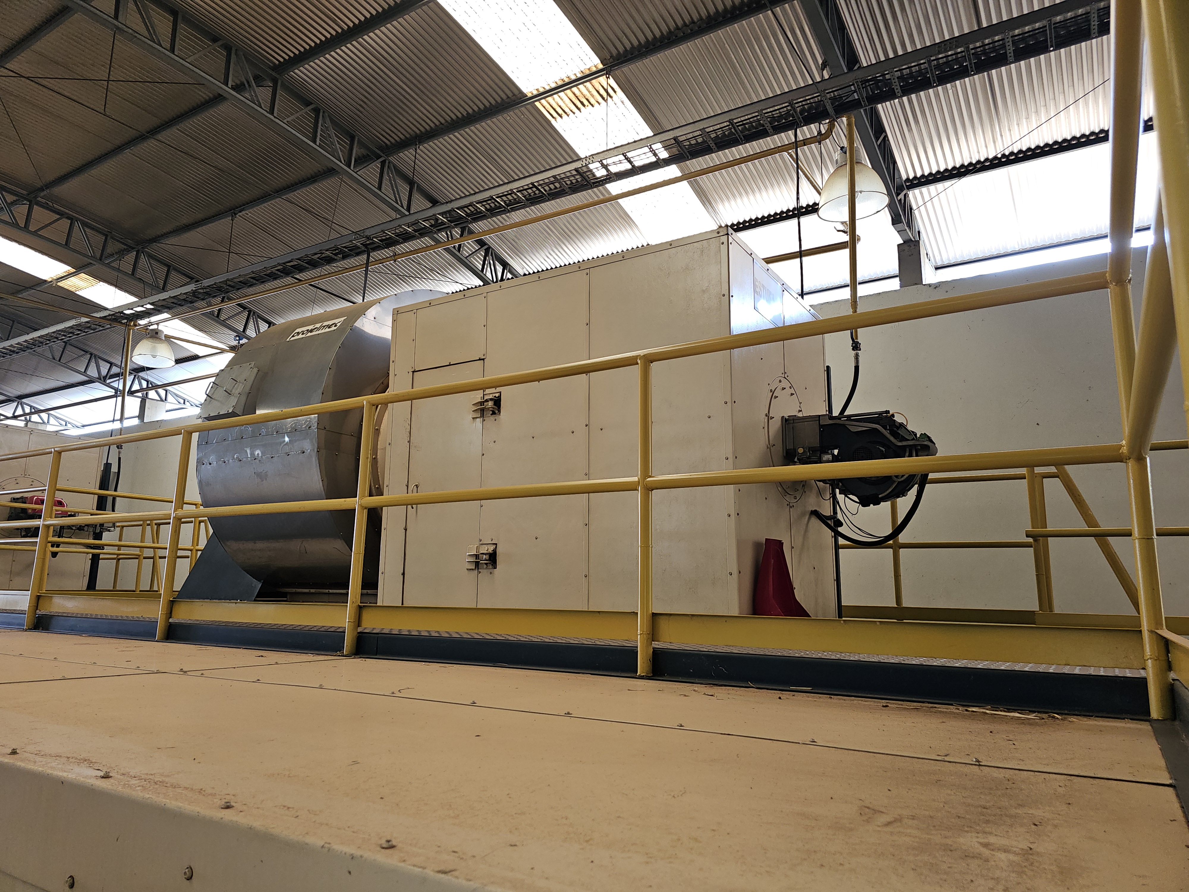 Forno para secagem da borracha nos carrinhos (Visão traseira).