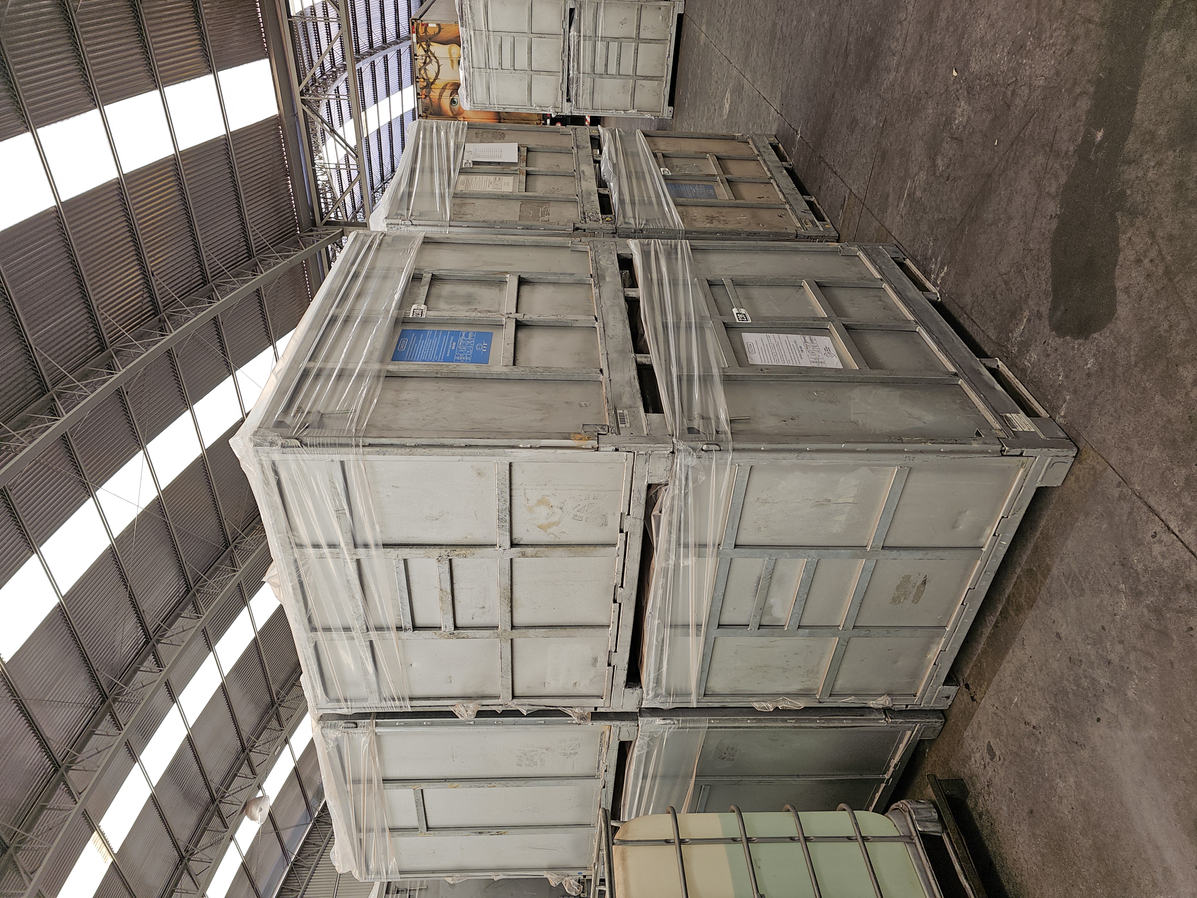 Caixas metálicas cheias de fardo de GEB-10 prontas para transporte.